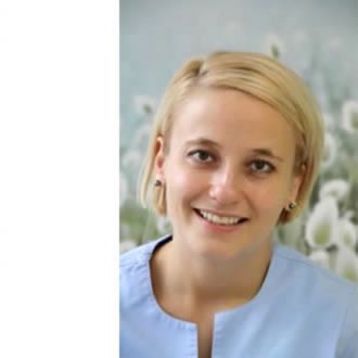 <h2>Kathrin Blum </h2>
<p><em>Schwerpunkt Prophylaxe und Hygiene</em></p>
<p>Ich mag meinen Beruf, weil jeder Mensch individuell ist und es dadurch ständig neue Herausforderungen gibt. Ich lache gerne mit meinen Patienten und sorge dafür, dass sie sich entspannt und wohl fühlen.</p>