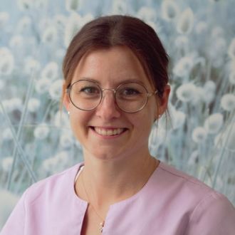 <h2>Lisa Stenger</h2>
<p><em>Schwerpunkt Assistenz und Praxisorganisation</em></p>
<p>In meinem Beruf bereiten mir sowohl die Teamarbeit als auch die Selbständigkeit große Freude. Es motiviert mich und macht mich glücklich, den Patienten zu helfen.</p>